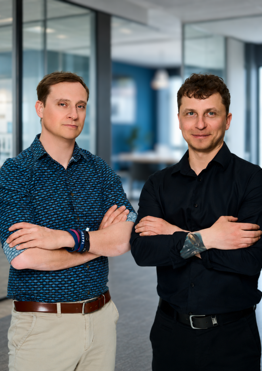 Maciej i Jerzy podczas pracy nad audytem cyberbezpieczeństwa